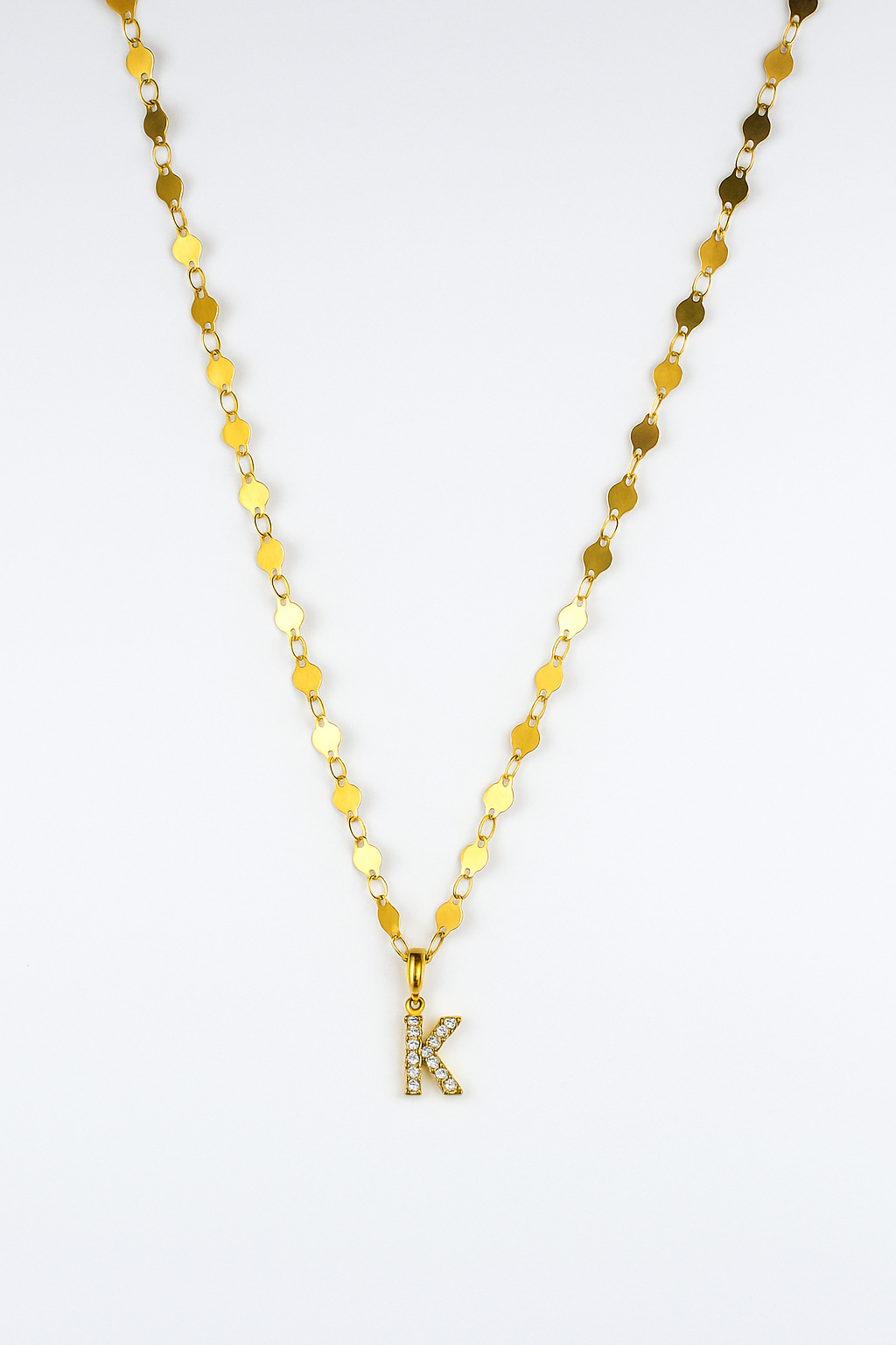 Collier plat doré avec pendentif lettre à strass personnalisable