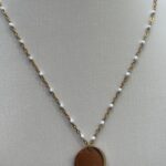 Collier gravure perle blanche