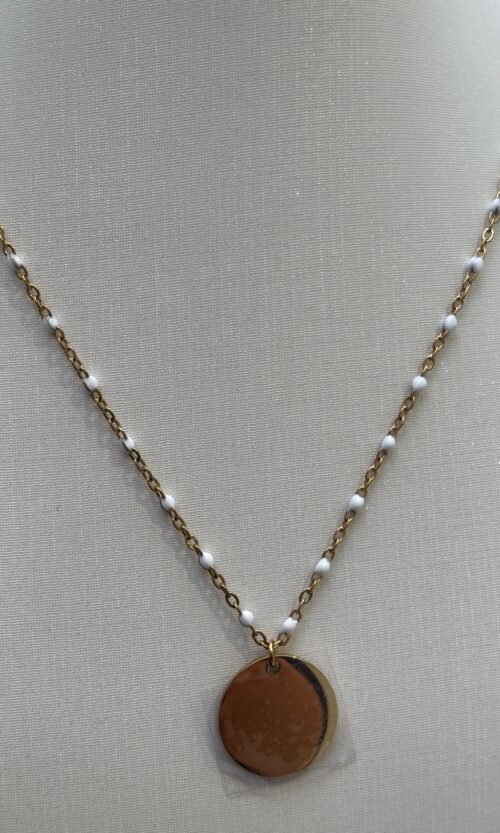Collier gravure perle blanche