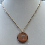 Collier Gravure Croix strass